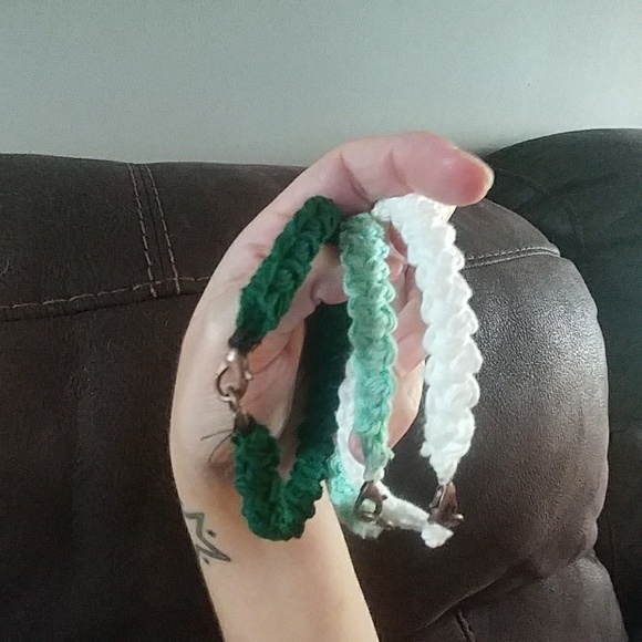 bracelets multiple colors with clips or ties - Picture 5 of 5